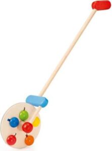 Buntes Holzspielzeug mit Rädern und langem Stabgriff.