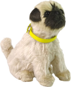 Plüschhund mit gelbem Halsband in sitzender Position vor weißem Hintergrund.