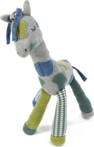 Grau-blaues Giraffenstofftier mit gestrickten Details auf weißem Hintergrund.