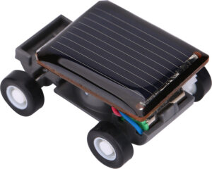 Kleines Modellauto mit Solarpanel auf der Oberseite und vier schwarzen Rädern.