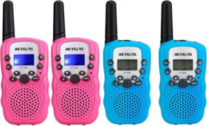Zwei pinke und zwei blaue Walkie-Talkies mit Display und Bedienelementen.