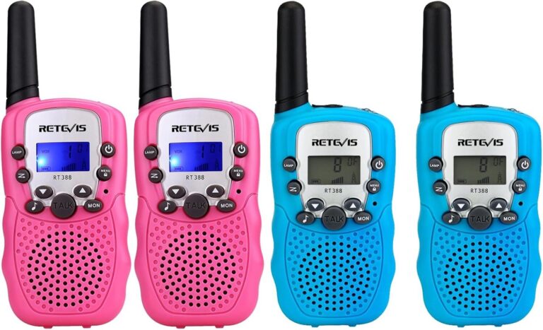 Zwei pinke und zwei blaue Walkie-Talkies mit Display und Bedienelementen. Zwei pinke und zwei blaue Walkie-Talkies mit Display und Bedienelementen.