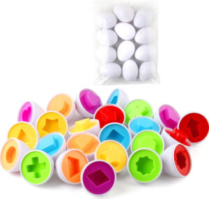 Bunte Plastik-Eier mit verschiedenen Formen zum Stecken und Lernen für Kinder.