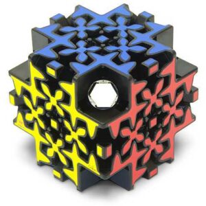 Komplexer Würfel mit buntem geometrischem Muster in Blau, Rot und Gelb.