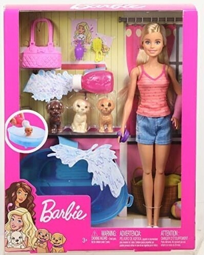 Barbie-Puppe mit Zubehör und drei Hunden in einer Spielzeugverpackung. Barbie-Puppe mit Zubehör und drei Hunden in einer Spielzeugverpackung.