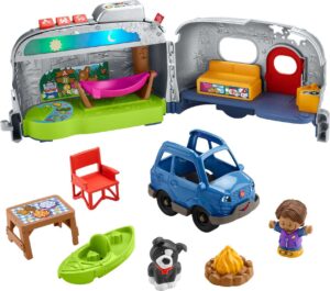 Spielzeug-Wohnwagen mit Zubehör, Spielfiguren, Auto, Tisch, Stuhl und Lagerfeuer.