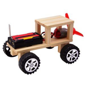 Holzmodellauto mit Batterie und rotem Propeller auf weißen Hintergrund.
