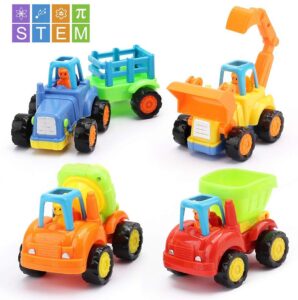 Vier bunte Spielzeugfahrzeuge inklusive Bagger und Traktor vor weißem Hintergrund.