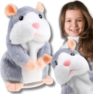 Kuscheliges Plüschhamster-Spielzeug neben Kind mit lächelndem Gesicht vor weißem Hintergrund.