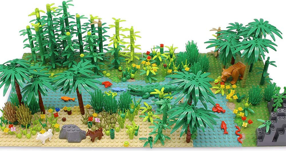 LEGO-Dschungel-Diorama mit Pflanzen, Fluss und Tieren aus Bauklötzen.