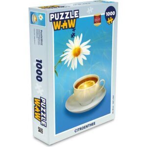 Puzzle-Box mit Kamillenblume und Teetasse auf blauem Hintergrund