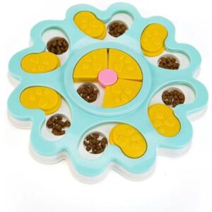 Rundes Spielzeug mit gelben und blauen Elementen, gefüllt mit kleinen braunen Stücken.