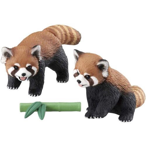 Zwei rote Panda-Figuren mit Bambusdeko auf weißem Hintergrund.