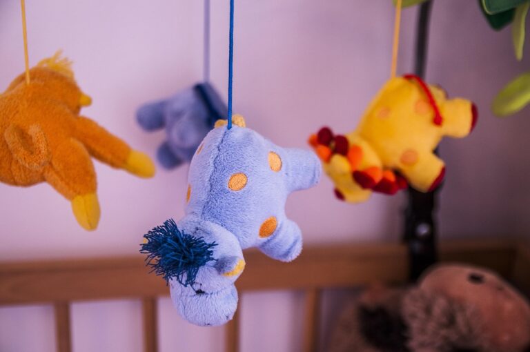 Bunte Plüschtiere hängen als Mobile in einem Kinderzimmer an Fäden.
